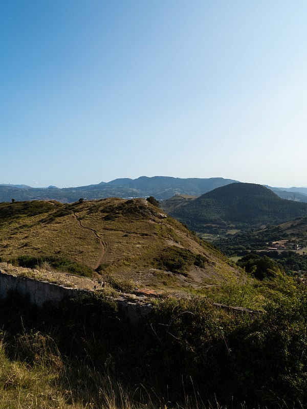 风景优美，碧绿的山丘靠近毕尔巴鄂海岸。在日落时