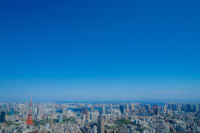 东京的城市景观和蓝天