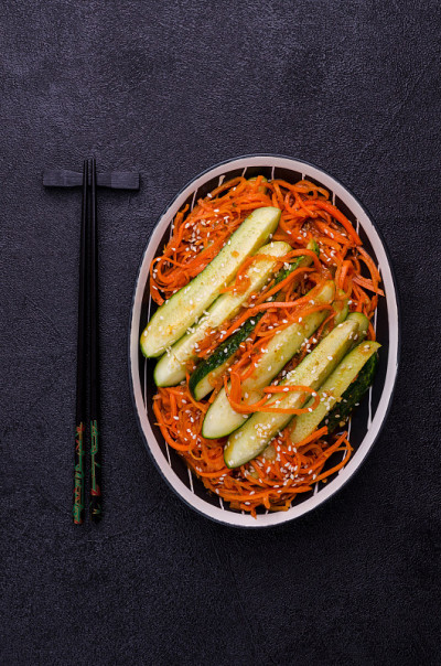 发酵黄瓜配胡萝卜和香料。