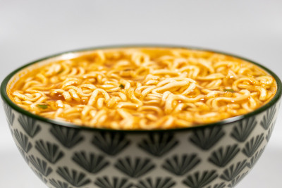 一碗面条，一杯面汤，白色背景上孤立的亚洲餐
