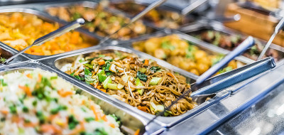在购物中心美食广场出售的亚洲食品