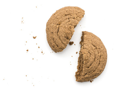 可可饼干孤立在白色