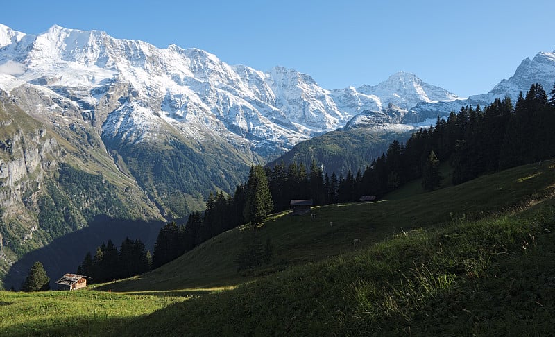 穆伦和阿尔门胡贝尔之间壮观的山景(Berner Oberland，瑞士)