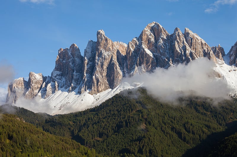 在Val di Funes, Dolomites在秋天的暴风雨后的奥德尔山的景色