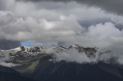 草原雪山
