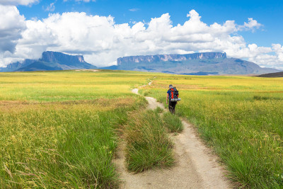 一个人在罗赖马山徒步旅行。
