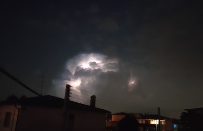 晚上夏季雷雨