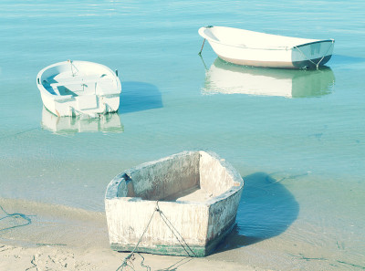 船在海岸线