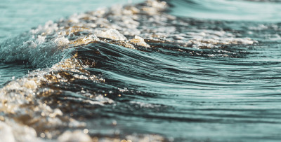 从黑暗的大海翻滚而来的波浪