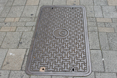 盖了下水道。