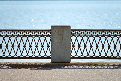 海滨铁栅栏