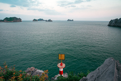 越南下龙湾吉巴岛海滨灯塔
