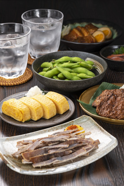 欢呼和烧酒。日本餐厅的食物和酒。