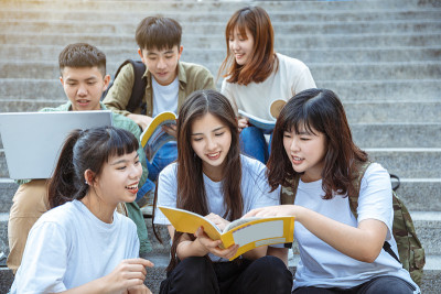 一群学生在校园的楼梯上学习