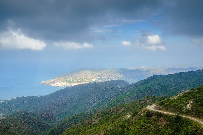 蜿蜒的山路穿过大山