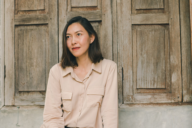 妇女们靠窗而坐。