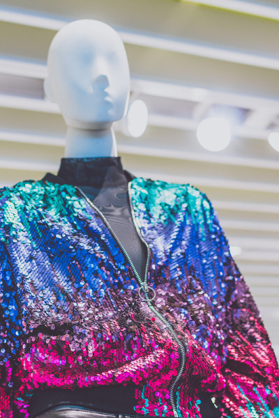 女人的衣服在商店里。时尚商店。购物中心