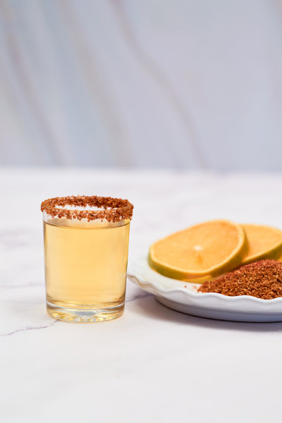 梅斯卡尔(Mezcal)墨西哥鸡尾酒，配上橙片和辣椒