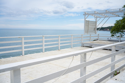 海大道。海岸边的自然风光。阳光明媚的海景咖啡厅