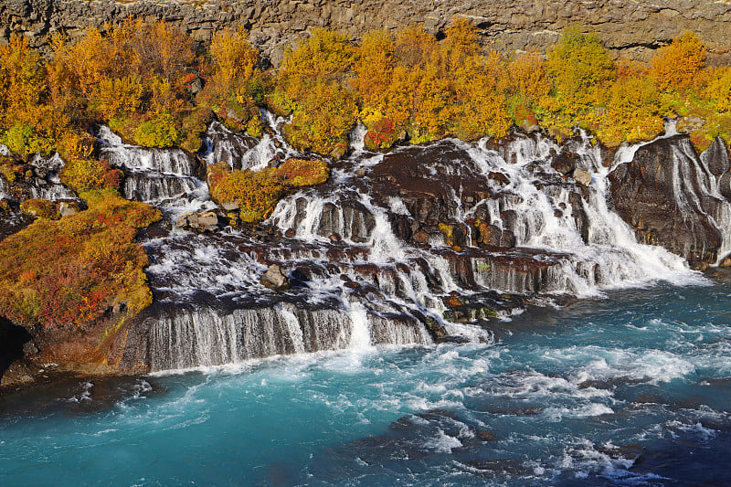 Hraunfossar瀑布，位于冰岛西部的Husafell和Reykholt附近。