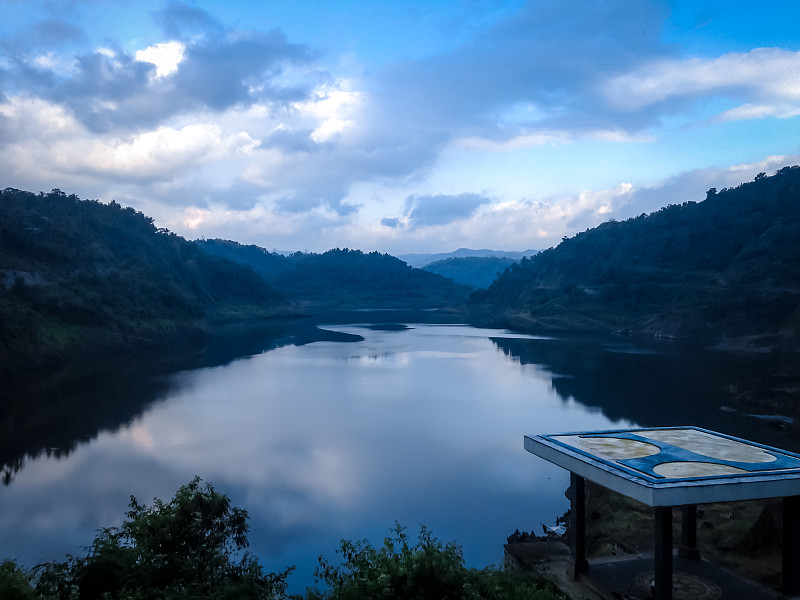 乌拉然村雨后云中乌拉然湖大坝的自然美景