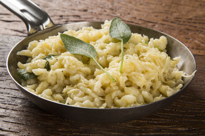 传统的巴伐利亚spaetzle，或煮鸡蛋面。