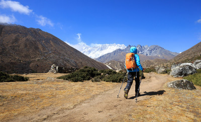 在喜马拉雅山徒步旅行的年轻女子