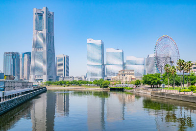 日本神奈川县横滨的城市景观。横滨是一个面向横滨港的地区。