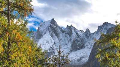 Pizzo Badile位于瑞士Bregaglia山谷的Rhaetian阿尔卑斯山