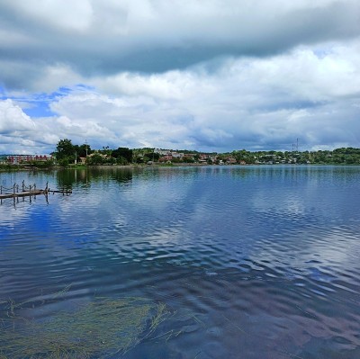 危地马拉佩滕市弗洛雷斯市的佩滕伊察湖阴天景色