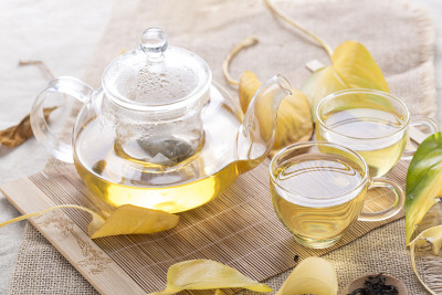 秋茶。桌上放着秋叶玻璃茶壶和杯子。