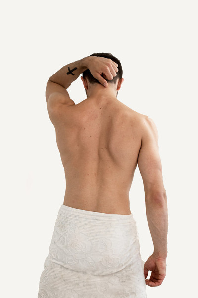 完美的男人从背后在白色背景的白色毛巾。健康。