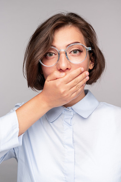 惊讶的女人用手捂着嘴