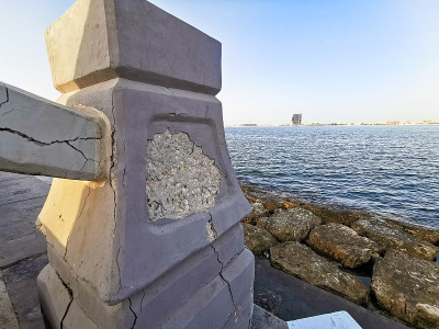 令人惊叹的日出景色，海浪和混凝土块保持在海滩的一边