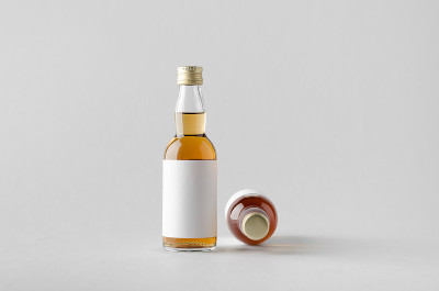 微型烈酒/酒瓶模型-两瓶。空白的拉