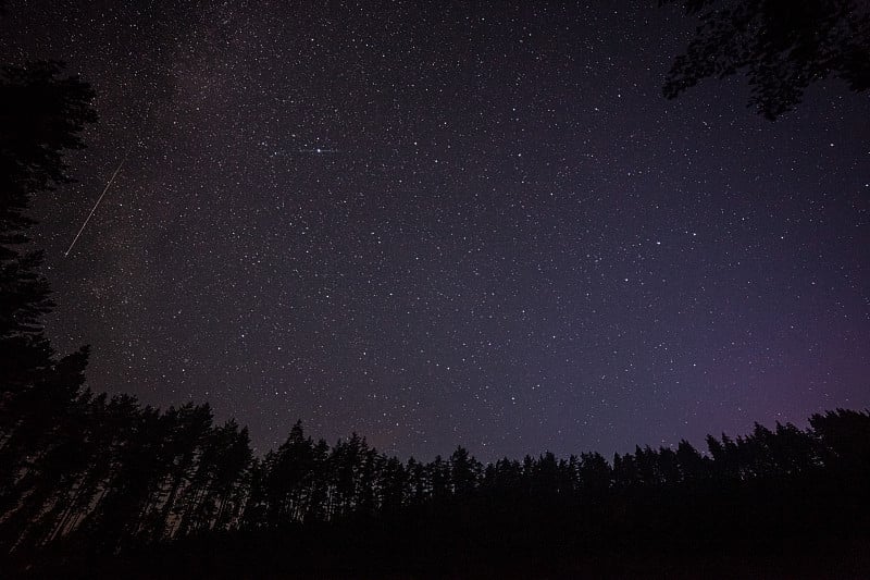 晚上有一百万颗星星。长时间的曝光。流星雨。银河系