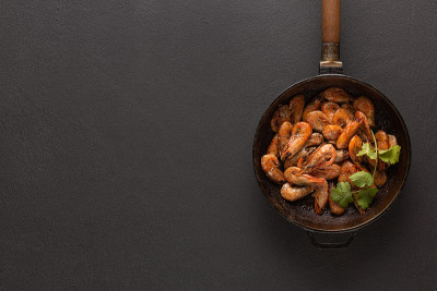 用香菜煎虾，俯视图