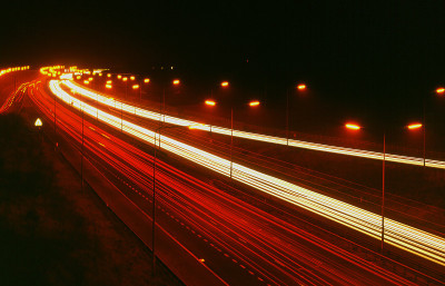 M25高速公路夜间行驶。Sevenoaks。肯特。英格兰
