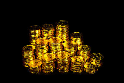 在黑色背景下堆叠金币