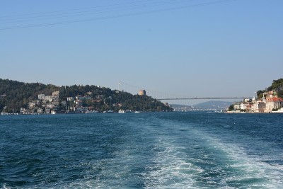海峡的悬浮桥