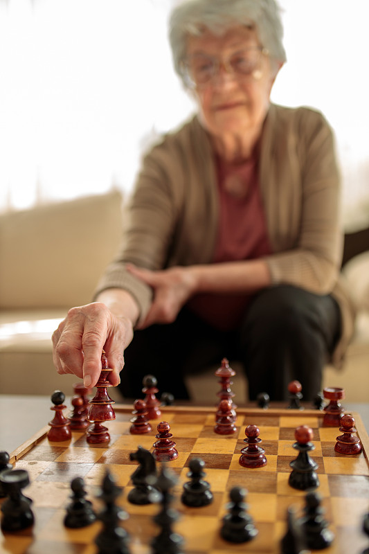 一个妇女的手移动的国际象棋人物的特写