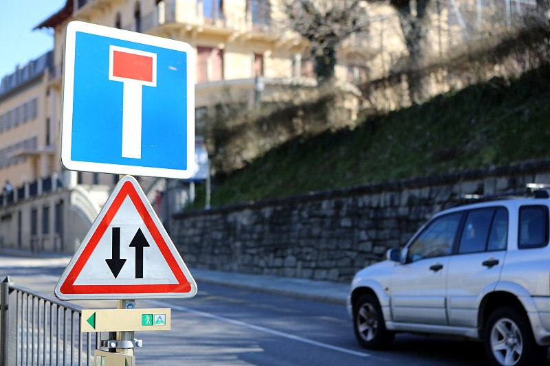 街道没有独一无二的。双向交通。路标。在市中心。Saint-Gervais-les-Bains。萨瓦省