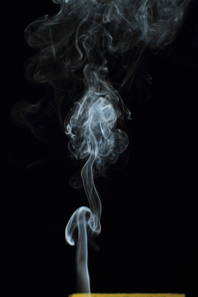 黑色背景上的白色烟雾纹理