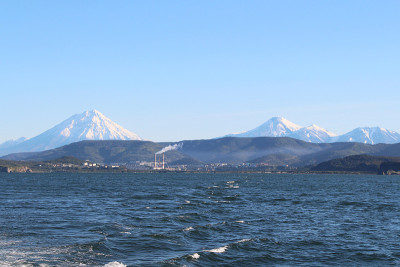 阿瓦钦斯基火山和科yaksky火山耸立在堪察特斯基的彼得罗巴甫洛夫斯克市