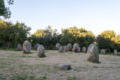 葡萄牙Evora附近cromlech里的Menhirs