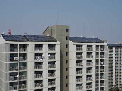 太阳能电池板安装在韩国清州城市公寓