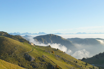 山的风景。格拉帕全景山，意大利阿尔卑斯山