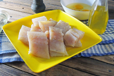 生鱼片，面粉和鸡蛋