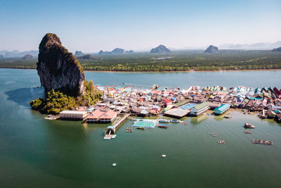 美丽的风景清真寺的大海和天空在Punyi岛的夏天，Ko Panyi或Koh Panyee，穆斯林渔村