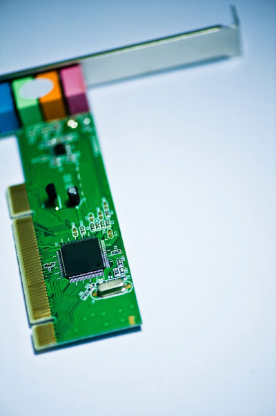 带有集成电路和电子元件的印刷电路板(PCB)